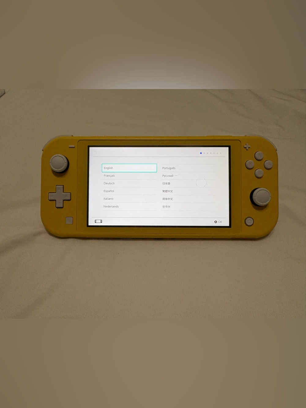 Nintendo Switch Yellow - Picture 4 of 4
